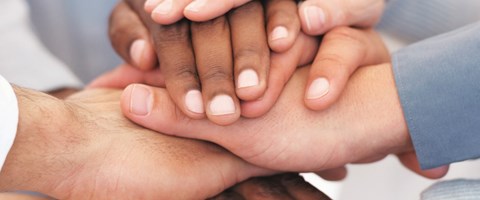 8-hände-liegen-übereinander 8-hände-liegen-übereinander