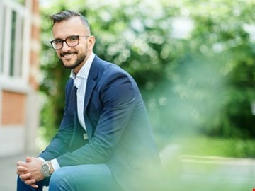 mann-im-blauen-anzug mann-im-blauen-anzug